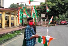 A vendor sells I-Day flags in Shillong (MM photo)