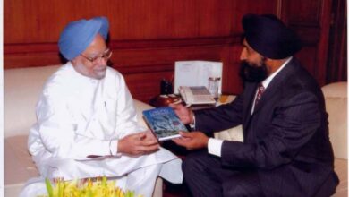 Sikka with former PM Manmohan Singh. Image from www.hsikka.com