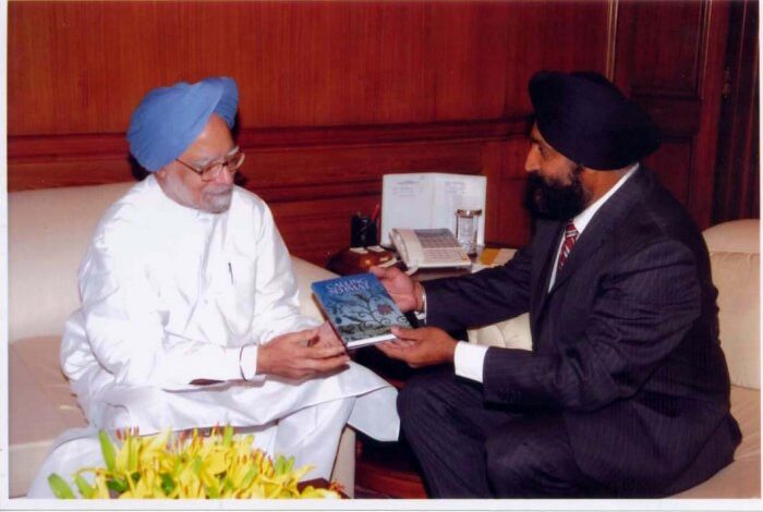 Sikka with former PM Manmohan Singh. Image from www.hsikka.com