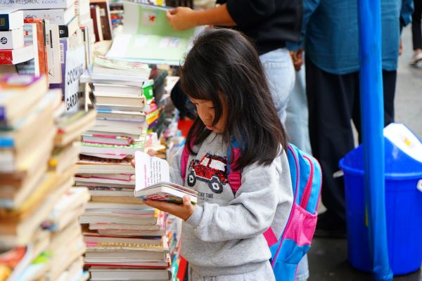 A young reader at the Shillong Book Fair last month. Photo by NBT