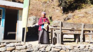 A Tibetan woman near Ghoratabela along the trek. Photo by MM