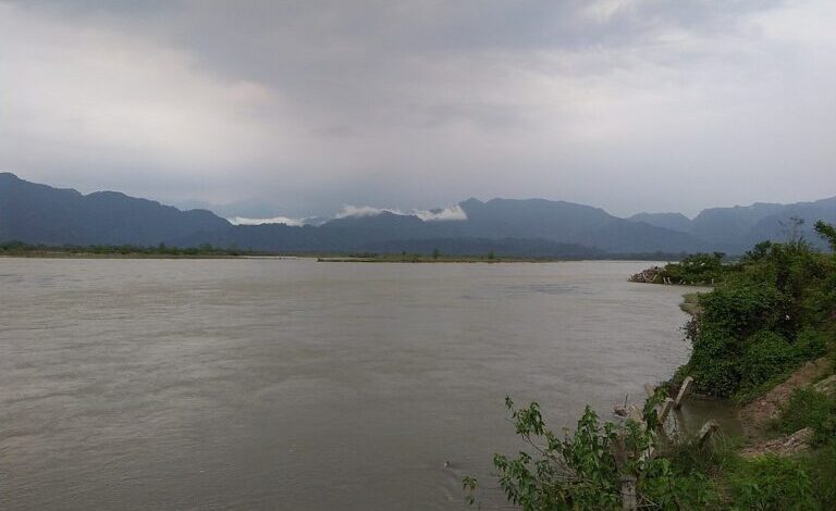 The Subansiri river. While the dam has brought temporary economic opportunities to some, its impacts have been destructive, in the form of floods, depleting fish and dolphin populations, and erosion. Image by Kakul Baruah via Wikimedia Commons (CC BY-SA 4.0).