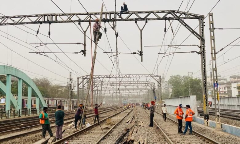 Indian Railways upgrading infrastructure for faster and smoother train movement. Overhead wiring work on the 5th and 6th lines of the Thane-Diva section, Central Railway (January 2022). Image courtesy of Central Railway.