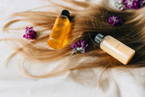Ayurvedic massages with home-made hair oil help to improve hair quality. Photo by Nataliya Vaitkevich on Pexels