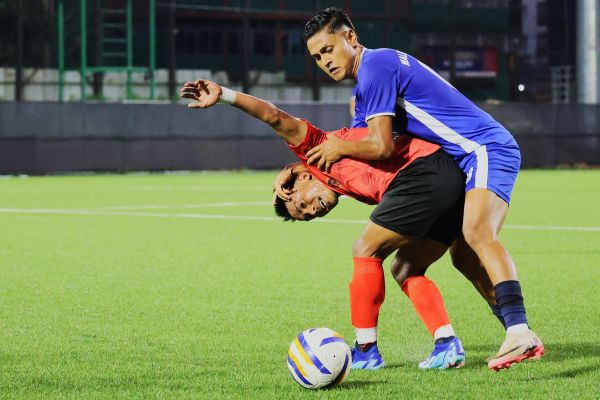 Malki in blue, Nangkiew Irat in red-black. Photo sourced