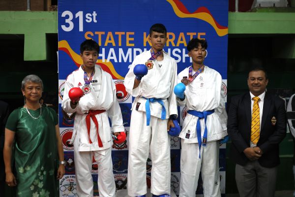 Commissioner and Secretary Matsiewdor War Nongbri (left) and the winners. Photo sourced
