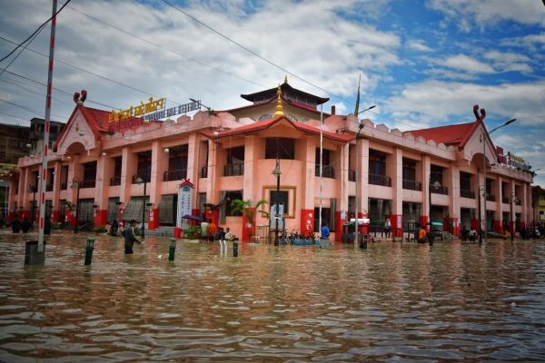 The iconic women’s only market flooded in June 2024. The floods in 2024 were caused when the western bank was breached by the Imphal river, affecting around two lakh people. Image by Robinson Wahengbam, from Mongabay.