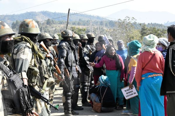 IDPs blocked by security forces at Yaingangpokpi, Imphal East. Photo sourced
