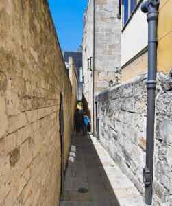 The Rocks, with its narrow lanes and old buildings, reflects the colonial past of Australia. Photo by author