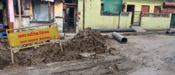 Repair of the damaged pipeline at Bhagirathpura in Indore in progress. Photo by author