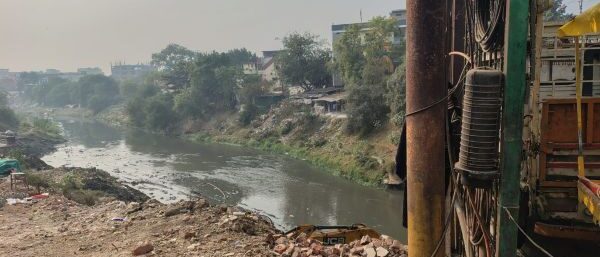 Sewage water flowing close to residential areas in Indore. Photo by author