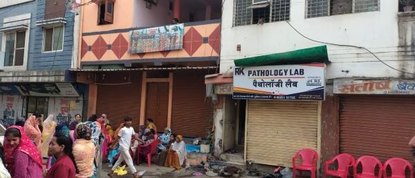 Relatives gather in front of the house of Geeta Bai, the 16th victim of water contamination in Bhagirathpura in Indore. Photo by author