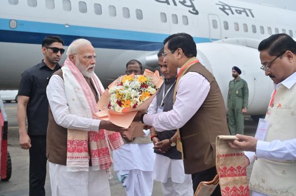Sarbananda Sonowal greets Narendra Modi on March 13. Photo sourced