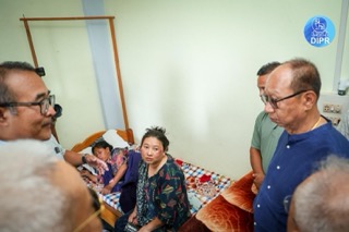 Y Khemchand Singh with a displaced family at Makhan in Kangpokpi on Thursday. Photo courtesy DIPR Manipur