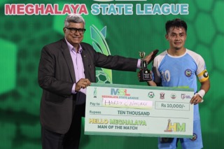 MSL 5: Nongkseh captain Hardy Cliff Nongbri receves the Hello Meghalaya Man of the Match award from NEIGRIHMS Director Dr Nalin Mehta. Photo sourced